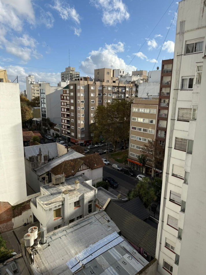HERMOSO DOS AMBIENTES AMPLIOS CON BALCON SALIENTE