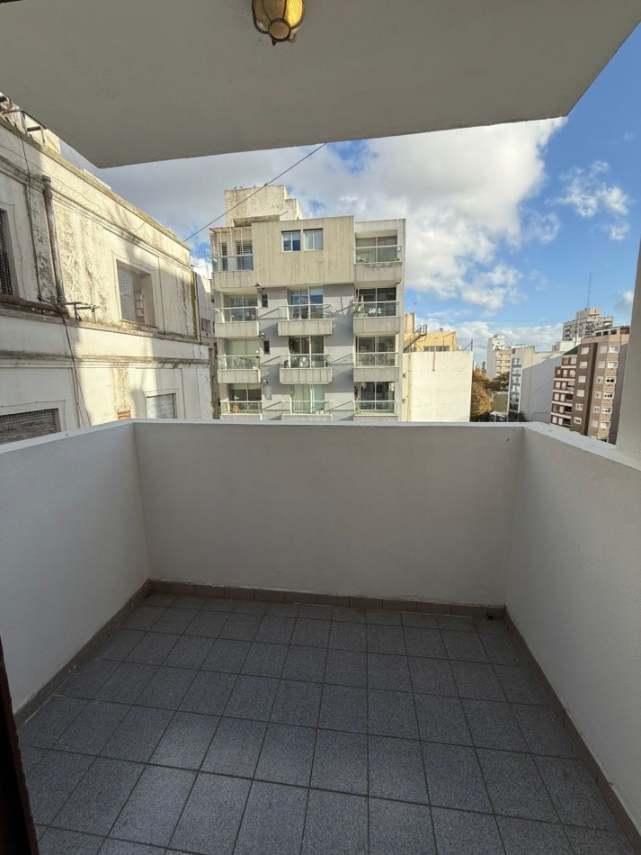 HERMOSO DOS AMBIENTES AMPLIOS CON BALCON SALIENTE