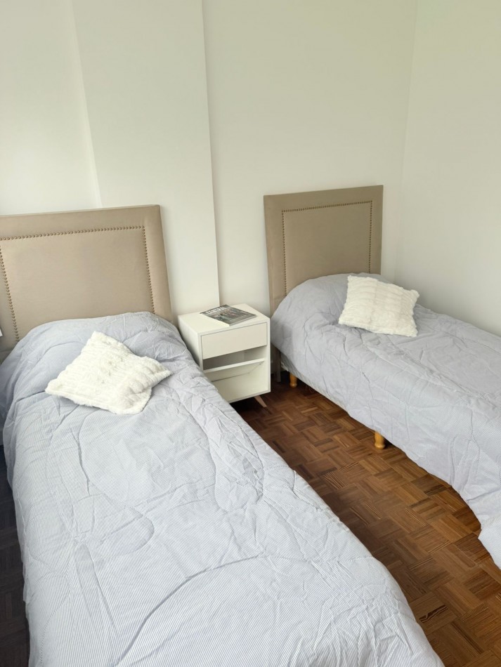 HERMOSO DEPARTAMENTO TRES AMBIENTES CON COCHERA