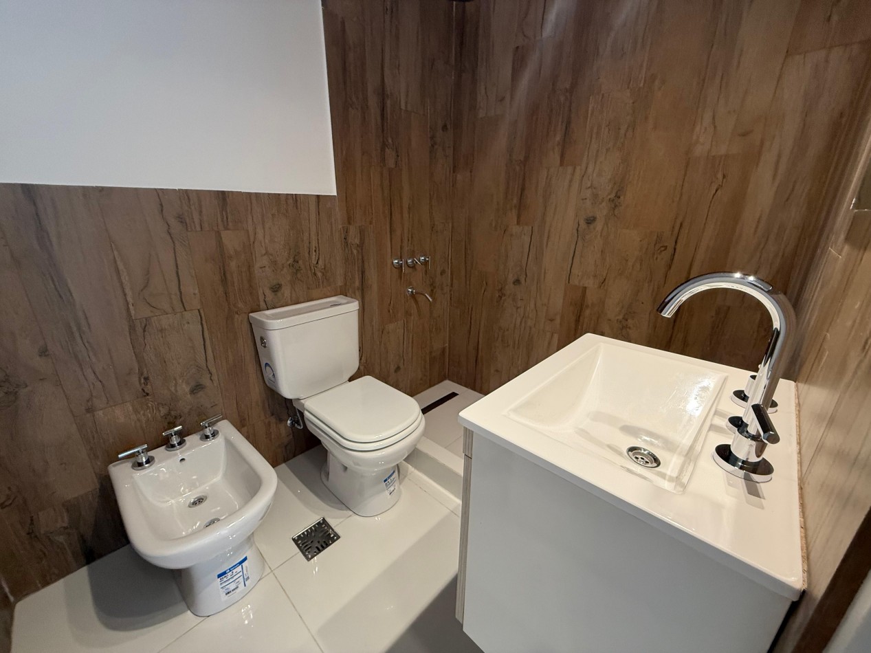 HERMOSO DEPARTAMENTO TRES AMBIENTES CON COCHERA