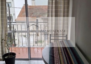 Mono ambiente con balcon al frente ideal para reciclar e invertir!